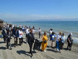 Mavi Bayraklı sahillerde temizlik