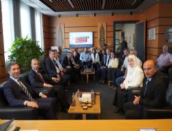 �Alt�nova�n�n g�n�ll� el�isiyim�