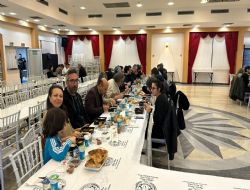 Oral, gazetecileri iftarda a��rlad�