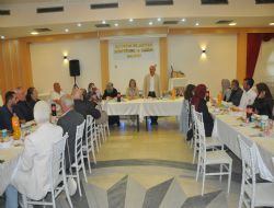 El ele vererek il�emizi kalk�nd�r�yoruz